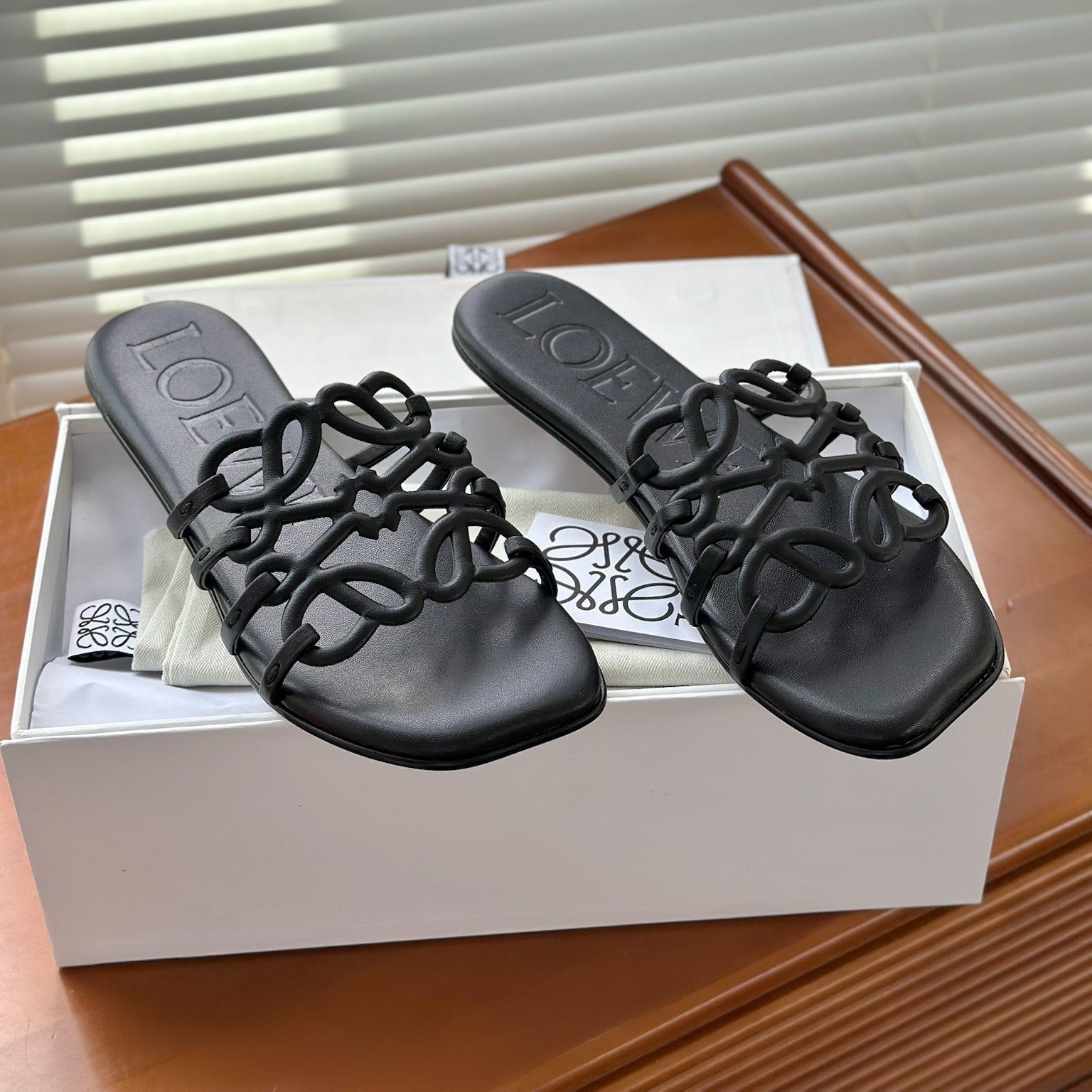 LOEWE - Petal Anagram slide in soft calfskin Noire - Image 2