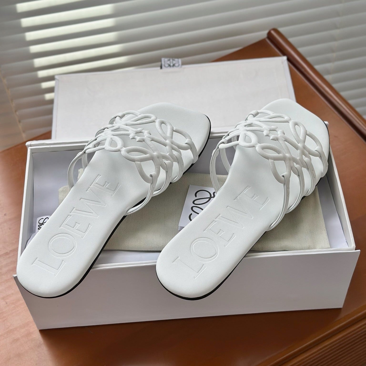 LOEWE - Petal Anagram slide in soft calfskin Blanc - Image 8