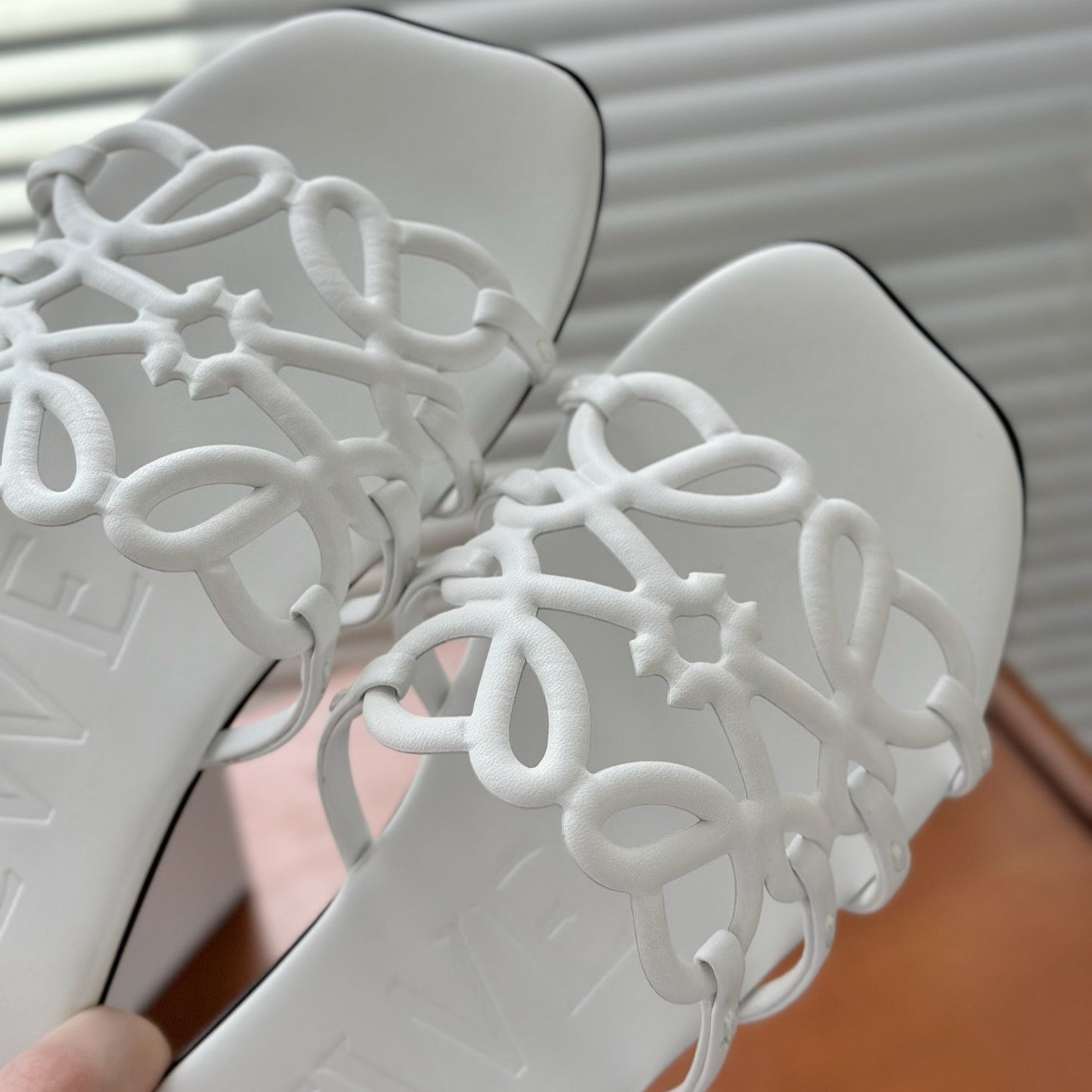 LOEWE - Petal Anagram slide in soft calfskin Blanc - Image 4